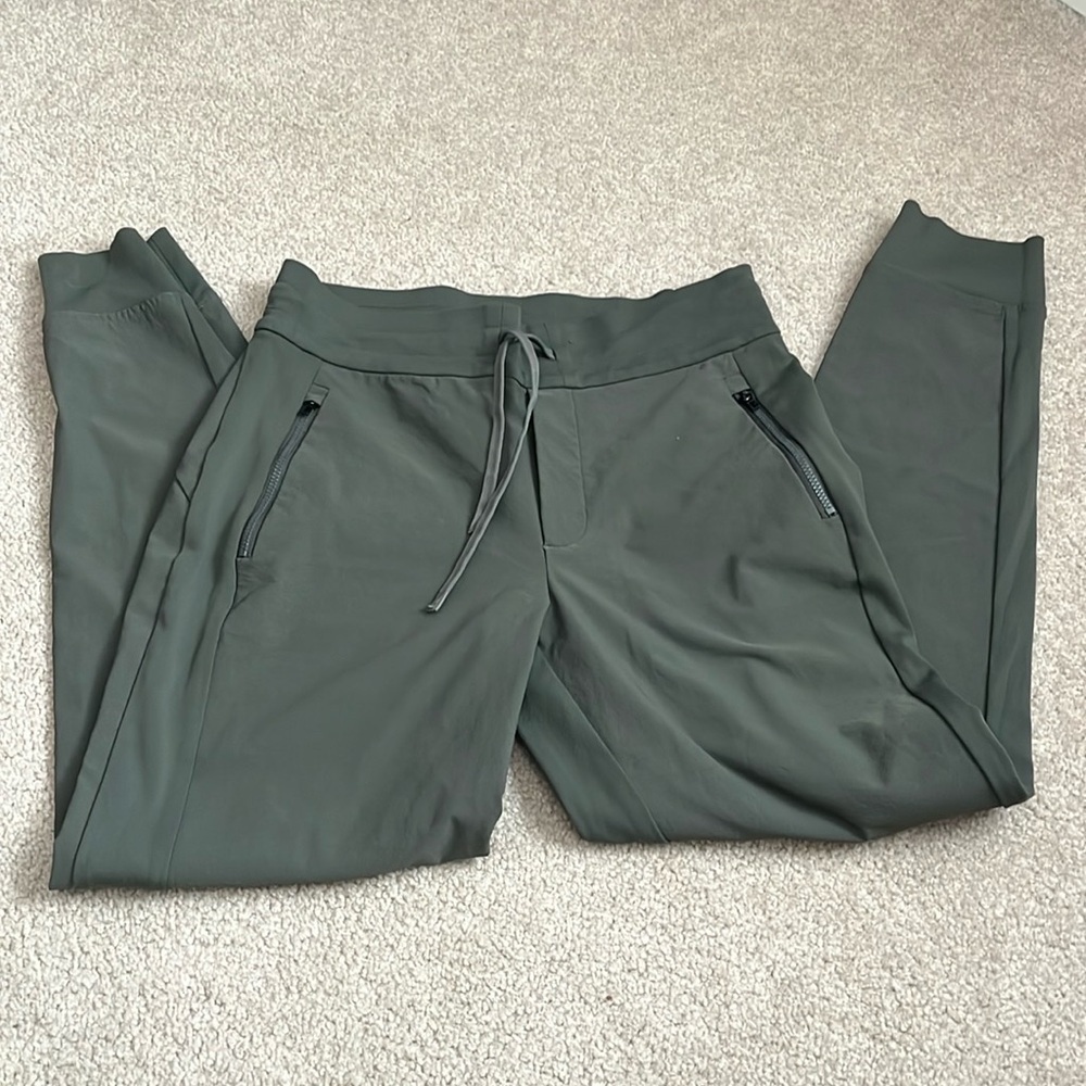 “Athleta- Woman’s Headlands Hybrid Trek Joggers size 6”